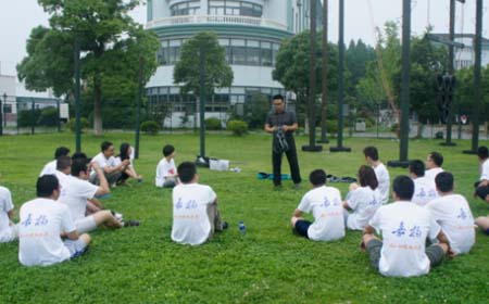 嘉扬狼性拓展训练营实地探班（一）之勇者胜