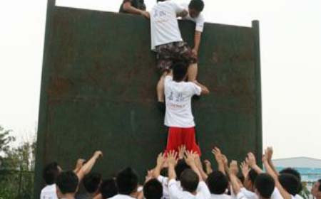 嘉扬狼性拓展训练营实地探班（三）之毕业墙